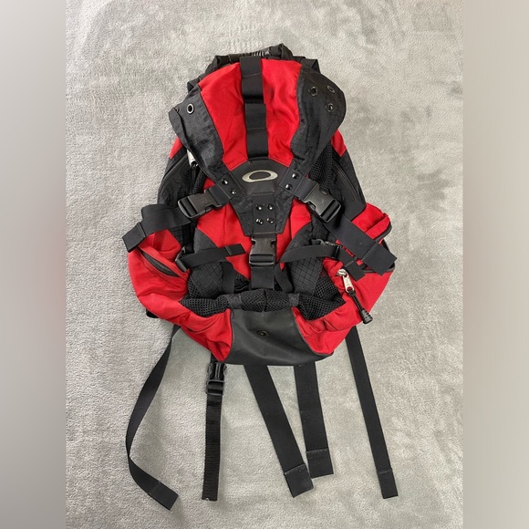 Vintage Oakley Icon Backpack Red Black Bag Nylon •One Side Pocket Zipper Issue• - Picture 3 of 16